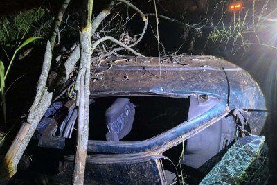 Duas mulheres que ocupavam o banco traseiro do veículo foram socorridas e encaminhadas para atendimento médico -  (crédito: PRF/Reprodução)