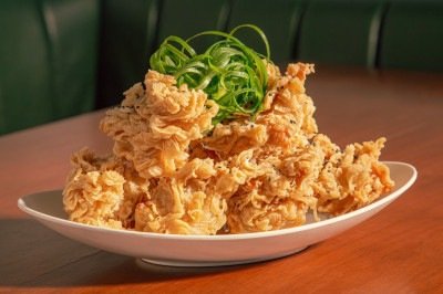 KFC (Korean Fried Chicken): frango crocante, suculento e cheio de sabor, servido com buquê de cebolinha e molho de alho fermentado -  (crédito: Rafael Mollica/Divulgação)