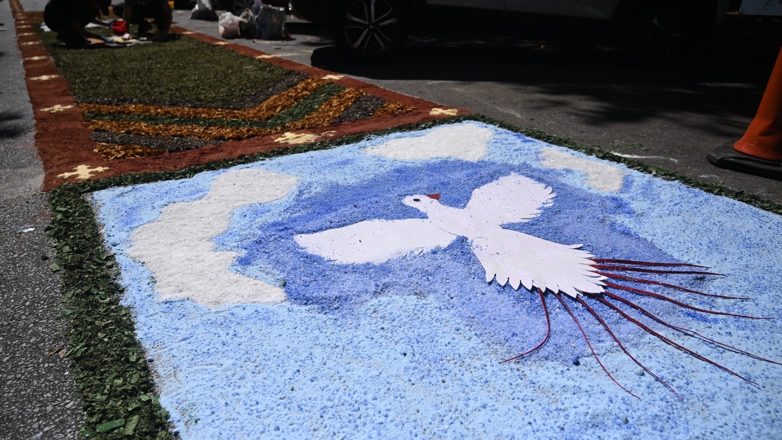 Tapetes de rua, como este com a pomba, s&atilde;o uma das mais conhecidas tradi&ccedil;&otilde;es de f&eacute; e arte popular em Corpus Christi -  (crédito: Leandro Couri/EM/D.A. Press. Brasil.)