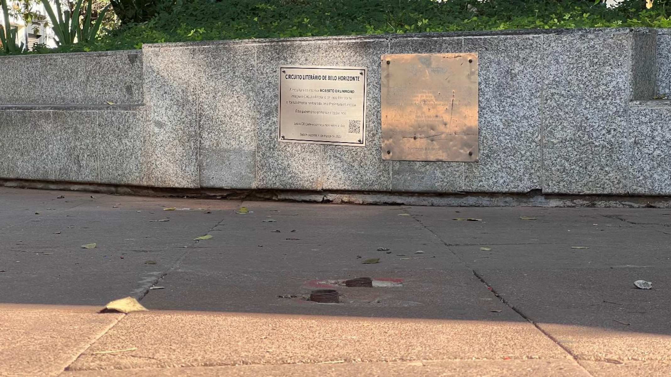 Estatua de bronze do escritor Roberto Drummond ainda n&atilde;o tem data para ser recolocada pela PBH, na Pra&ccedil;a da Savassi