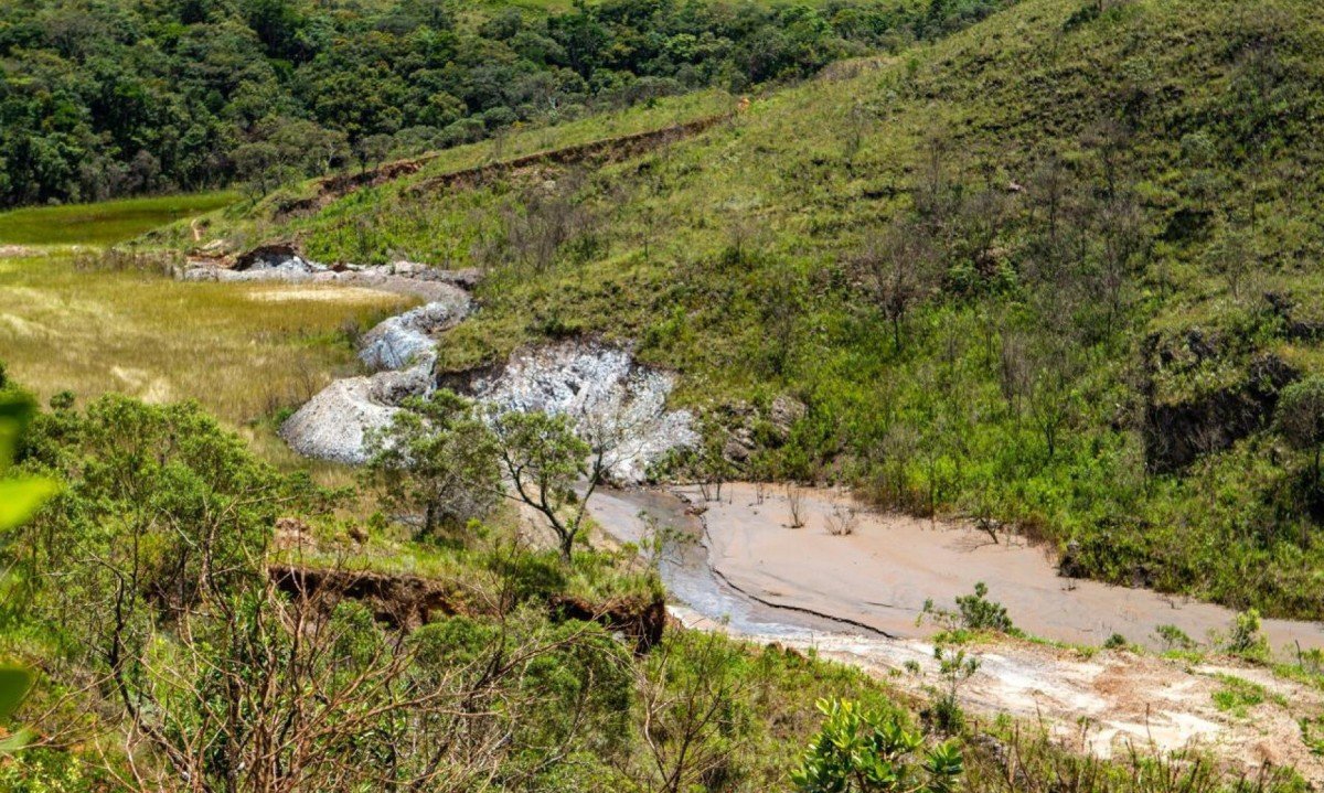 Curso do Ribeir&atilde;o Maracuj&aacute; no distrito de Cachoeira do Campo, em Ouro Preto. Curso d'&aacute;gua corre entre rejeitos de minera&ccedil;&atilde;o e leva sedimentos para o Rio das Velhas
