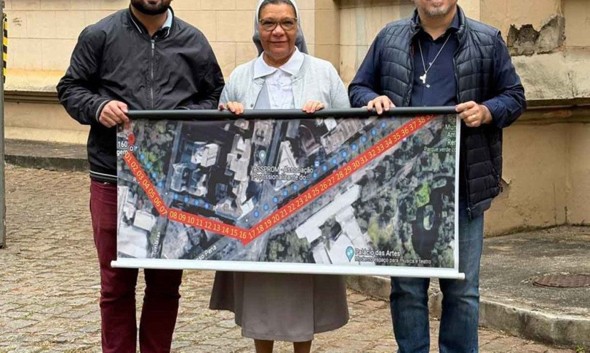 Irm&atilde;o Gecson, irm&atilde; Luzia e o padre Marcelo Silva mostram o tra&ccedil;ado do tapete que vai cobrir o caminho entre os dois santu&aacute;rios em BH