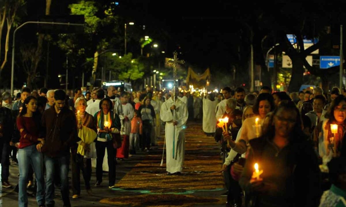 Tradicionalmente, fi&eacute;is seguem em prociss&atilde;o que sai da pra&ccedil;a da Boa Viagem em dire&ccedil;&atilde;o ao santu&aacute;rio de S&atilde;o Jos&eacute;: amanh&atilde;, o cortejo come&ccedil;a &agrave;s 17h30