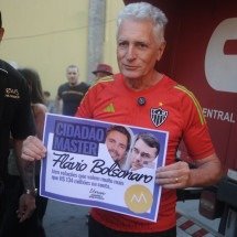 Correia leva "título de cidadão master" e critica atuação de Flávio - Alexandre Guzanshe/EM/D.A PRESS