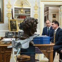 Trump posta foto com Flávio Bolsonaro e diz que ele é um 'rapaz esperto' que 'ama seu país' - Truth Social / @realDonaldTrump