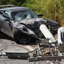 Porsche bate em poste no Anel Rodoviário - Gladyston Rodrigues/EM/D.A Press