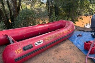 Mulher morre depois de carro em que estava cair em rio de cidade mineira