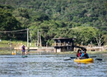 Canoistas, esportistas em caiaques e standup paddle navegam pelo espelho d'&aacute;gua da Barragem de Rio de Pedras. Reclamam das embarca&ccedil;&otilde;es motorizadas -  (crédito: Fernando Piancastelli/TantoExpresso)