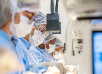 Equipe da Abbott, unidade BH, é altamente qualificada. Treinamento para confecção de válculas cardíacas leva, em média, quatro meses, até que o profissional esteja apto a confeccionar uma das etapas do dispositivo -  (crédito: ABBOTT/Divulgação )