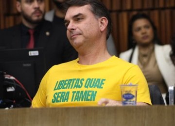 Flávio Bolsonaro durante discurso na Câmara Municipal -  (crédito: Marcos Vieira/EM/DA.Press)