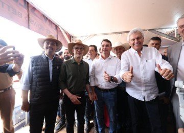 Pré-candidatos de direita posam em clima de alinhamento durante evento do agronegócio em Belo Horizonte -  (crédito: Gil Leonardi/ Governo de Minas)