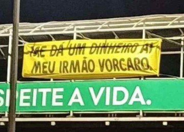 Faixas espalhadas por BH protestam contra Flávio Bolsonaro -  (crédito: Marcos Vieira / EM / DA Press / Redes sociais )