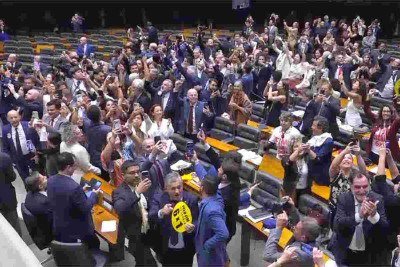 PEC é a sigla para Proposta de Emenda à Constituição, instrumento utilizado para alterar o texto da Constituição Federal. Por tratar de mudanças na principal lei do país, sua aprovação exige uma tramitação mais rigorosa do que a de projetos de lei comuns. Para entrar em vigor, uma PEC precisa ser aprovada pela Câmara dos Deputados e pelo Senado em dois turnos de votação. -  (crédito: Reproduçãodo Youtube Canal Câmara dos Deputados)