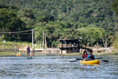 Canoistas, esportistas em caiaques e standup paddle navegam pelo espelho d'&aacute;gua da Barragem de Rio de Pedras. Reclamam das embarca&ccedil;&otilde;es motorizadas -  (crédito: Fernando Piancastelli/TantoExpresso)
