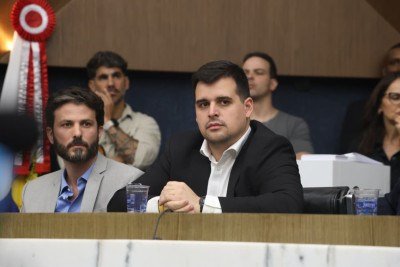 Marcelo Aro, ao lado de Bruno Engler, na homenagem a Flávio Bolsonaro na Câmara -  (crédito: Marcos Vieira/EM/D.A.Press)