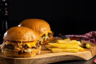 Estudo revela que sabor, ingredientes e preparo artesanal guiam a prefer&ecirc;ncia dos consumidores de hamb&uacute;rguer no Brasil. -  (crédito: FreePik)