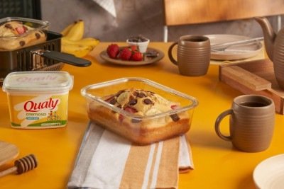 Praticidade e sabor no preparo de um bolo de banana e morango, receita da Qualy para caf&eacute; da manh&atilde; ou lanche da tarde. -  (crédito: Qualy)