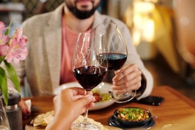 Um brinde com vinho tinto ilustra as op&ccedil;&otilde;es de menus especiais para o Dia dos Namorados em restaurantes como o Casulo e Cozinha Santo Ant&ocirc;nio. -  (crédito: Pexels)