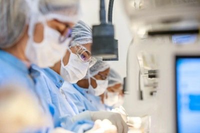 Equipe da Abbott, unidade BH, é altamente qualificada. Treinamento para confecção de válculas cardíacas leva, em média, quatro meses, até que o profissional esteja apto a confeccionar uma das etapas do dispositivo -  (crédito: ABBOTT/Divulgação )