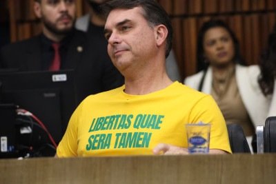 Flávio Bolsonaro durante discurso na Câmara Municipal -  (crédito: Marcos Vieira/EM/DA.Press)