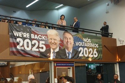 Banner foi colocado na galeria pelos apoiadores de Flávio Bolsonaro -  (crédito: ALESSANDRA MELLO/EM/D.A PRESS)