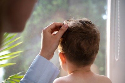 A atenção dos pais e o acompanhamento pediátrico regular são fundamentais para garantir os cuidados adequados -  (crédito: FreePik/Magnific)
