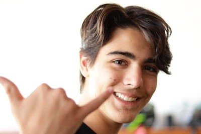 Cacá Gontijo, de 18 anos, chamou a atenção do cineasta Carlos Saldanha, que elogiou o jovem autor mineiro e assina o prefácio de 'Quando eles vieram' -  (crédito: Facebook/reprodução)