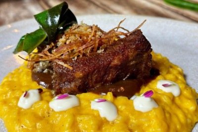 A carne cozida acompanha risoto de moranga e requeijão no prato do Bistrô Lapinha  -  (crédito: Sandra Antunes/Divulgação )
