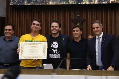 Nikolas diz que direita é mais 'cheirosa' durante homenagem a Flávio Bolsonaro em BH -  (crédito: Marcos Vieira/EM/D.A/Press)