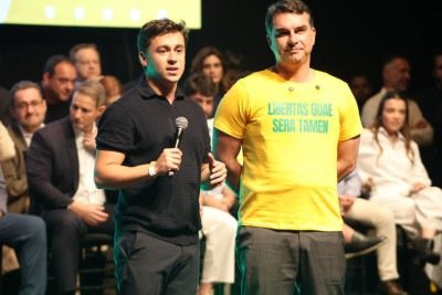 Nikolas Ferreira acompanha Flávio Bolsonaro em evento do PL em BH -  (crédito: Marcos Vieira/EM/D.A/Press)