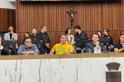 Senador usa camiseta amarela em resposta ao presidente Lula, na Câmara de Belo Horizonte -  (crédito: Silvia Pires/EM/D.A Press)