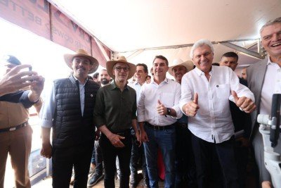 Pré-candidatos de direita posam em clima de alinhamento durante evento do agronegócio em Belo Horizonte -  (crédito: Gil Leonardi/ Governo de Minas)