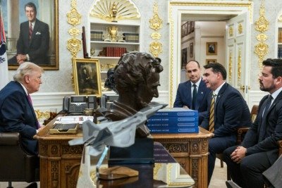 O presidente dos EUA, Donald Trump, reunido no Salão Oval com Eduardo Bolsonaro, Flávio Bolsonaro e Paulo Figueiredo -  (crédito: Truth Social / @realDonaldTrump)