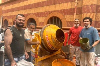 Em área da Igreja São José, fiéis iniciaram, ainda no sábado, o tingimento da serragem que vai compor os tapetes no Centro-Sul de Belo Horizonte -  (crédito: Paróquia São José/Divulgação)