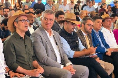 Zema, Caiado e Flávio participaram da abertura da Megaleite, considerada a maior feira de pecuária leiteira da América Latina -  (crédito: Jair Amaral/EM/D.A Press)