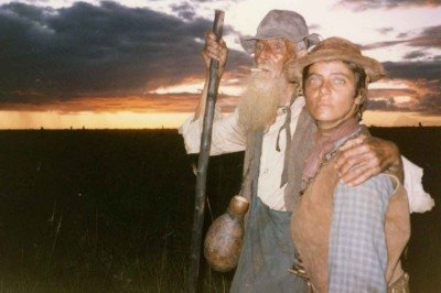 Manuelz&atilde;o, amigo e personagem de Guimar&atilde;es Rosa, com Bruna Lombardi durante grava&ccedil;&otilde;es de 'Grande sert&atilde;o: veredas" no interior de Minas' -  (crédito: Aut&ecirc;ntica/Divulga&ccedil;&atilde;o)