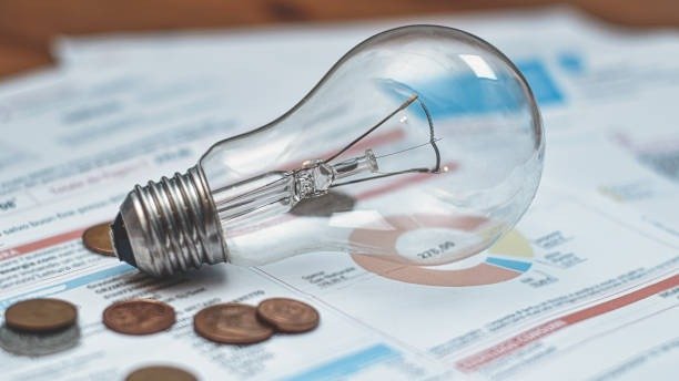 O planejamento no consumo de eletricidade &eacute; fundamental para diminuir o valor da conta de luz e equilibrar o or&ccedil;amento familiar. -  (crédito: iStock)