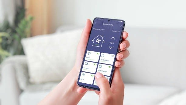 A centraliza&ccedil;&atilde;o do controle via smartphone &eacute; o primeiro passo para automatizar sua casa, facilitando a gest&atilde;o de todos os dispositivos inteligentes. -  (crédito: iStock)