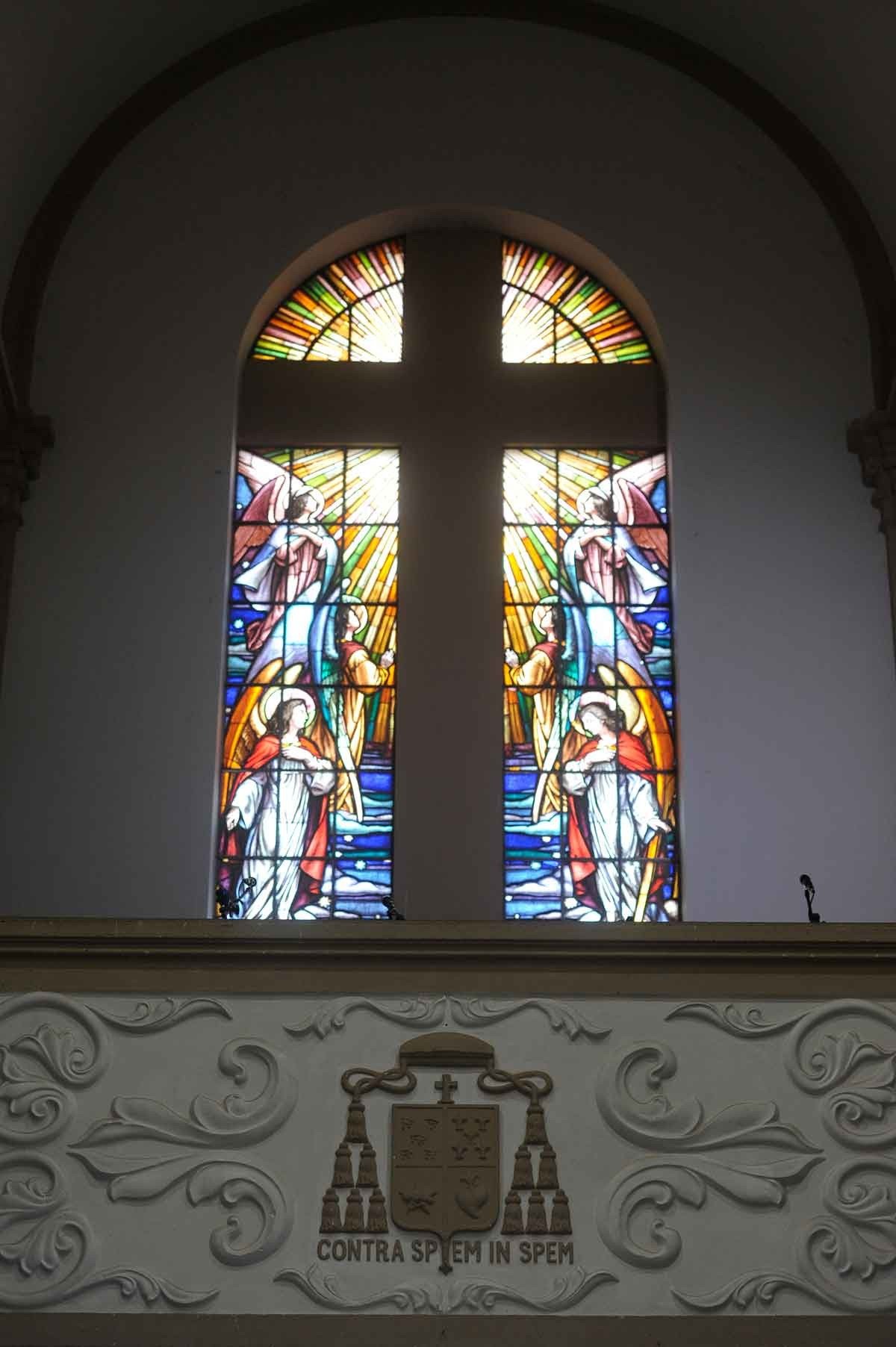 A Catedral de S&atilde;o Sebasti&atilde;o fica no Centro de Leopoldina e &eacute; sede da Diocese, al&eacute;m de integrar o roteiro arquitet&ocirc;nico e religioso do munic&iacute;pio
