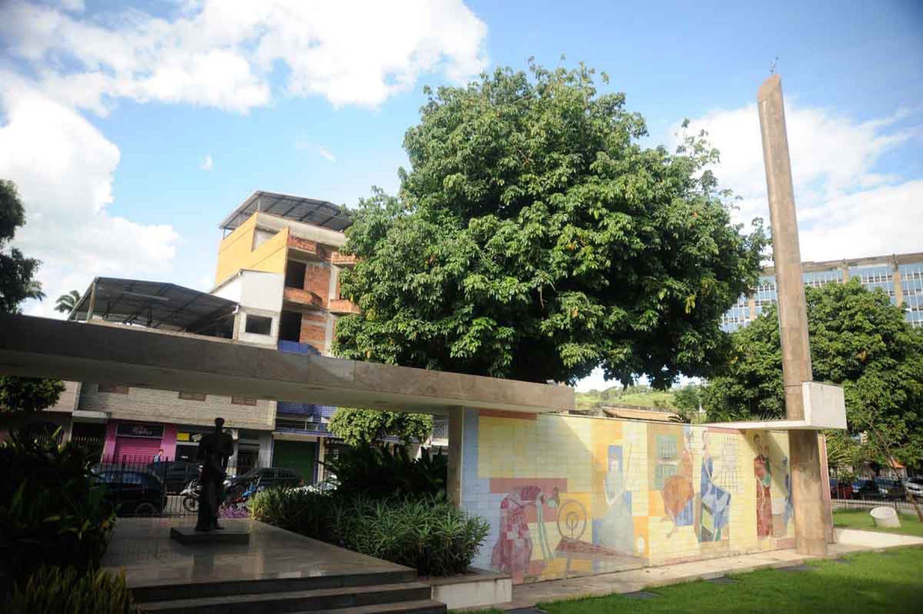 Monumento Jos&eacute; In&aacute;cio Peixoto prop&otilde;e uma leitura sobre a cidade industrial.  A obra destaca-se pelo painel em azulejos 