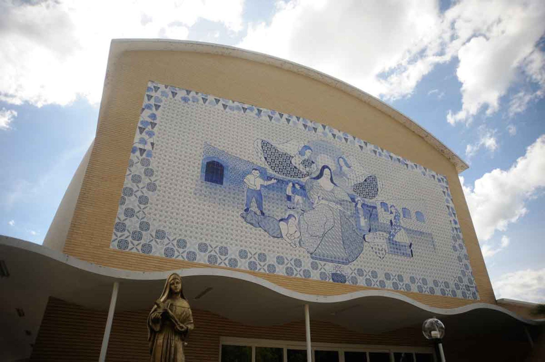 O Santu&aacute;rio Santa Rita de C&aacute;ssia, localizado na Pra&ccedil;a Santa Rita, no Centro,  tem um painel em azulejos de Djanira, que retrata a vida da santa