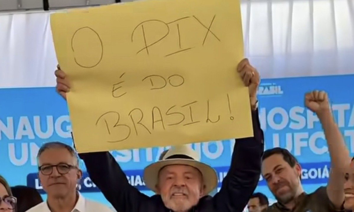 Lula exibindo cartaz "O Pix &eacute; do Brasil"