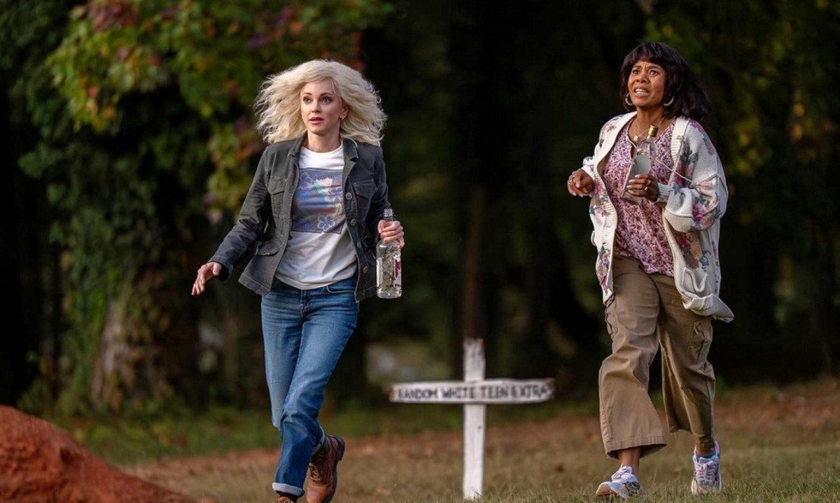 Atrizes Ana Faris e Reginal Hall correm em cemit&eacute;rio durante cena do filme Todo mundo em p&acirc;nico 6 