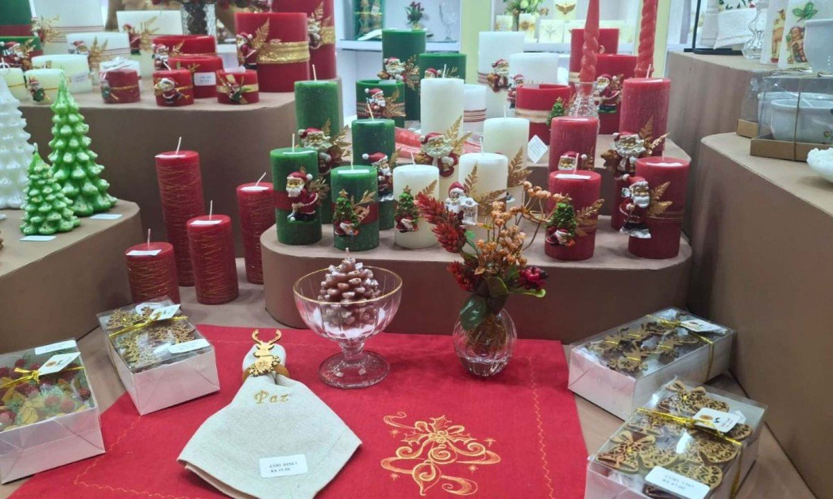 Velas decoradas d&atilde;o toque de luz para a mesa de Natal