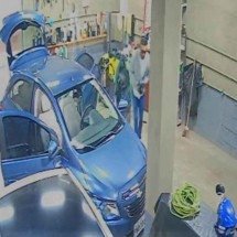 Mulher é perseguida por ex, se abriga em lava a jato e é morta a tiros - Câmeras de segurança/Reprodução