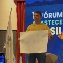 Após Lula, Flávio Bolsonaro exibe cartaz ‘Pix é do Brasil e do Bolsonaro' - Giovanna de Souza/EM/D.A. Press