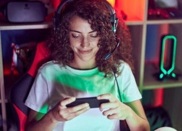 Apesar do celular ser a principal plataforma de jogos, a qualidade da conex&atilde;o &eacute; crucial para evitar problemas como lag e ping alto. -  (crédito: FreePik)