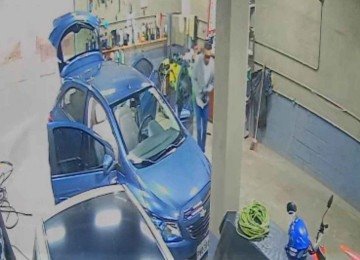 Vítima de feminicídio em Santa Efigênia de Minas tentou fugir do suspeito abrigando-se em um lava jato -  (crédito: Câmeras de segurança/Reprodução)