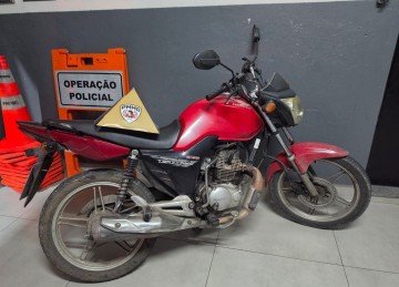 Motocicleta roubada foi recuperada e autores do crime localizados pela PM. Um foi preso e menor de idade apreendido -  (crédito: PMMG/Divulgação)