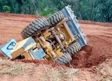 Trator capota em fazenda na Grande BH depois de atropelar homem -  (crédito: CBMMG/Divulgação)